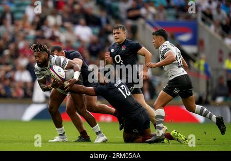 Fidschi’s Waisea Nayacalevu wird von England’s Manu Tuilagi während des Spiels der Summer Nations Series im Twickenham Stadium in London angegriffen. Bilddatum: Samstag, 26. August 2023. Stockfoto