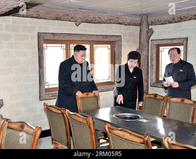 Bildnummer: 59325729 Datum: 08.03.2013 Copyright: imago/Xinhua Top Leader der Demokratischen Volksrepublik Korea (DVRK) Kim Jong UN (L) inspiziert das Sportdorf in der Chongchun Street am 8. März 2013. Das Dorf wurde anlässlich des 40. Jahrestags der Gründung der DVRK erbaut. Es ist ein umfassendes Sport- und Kulturzentrum mit Gymnasien, Sportmannrestaurant, Hotels und Sozialeinrichtungen. (Xinhua/KCNA) (msq) DVRK-KIM JONG UN-SPORT DORF-INSPEKTION PUBLICATIONxNOTxINxCHN Politik People Nord Korea Nordkorea x0x xub 2013 quer premiumd 59325729 Datum 0 Stockfoto