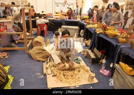 Bildnummer: 59328377 Datum: 09.03.2013 Copyright: imago/Xinhua-Arbeiter stellen während der 2. Internationalen Messe in Kathmandu, Nepal, am 9. März 2013 Holzhandwerke her. Auf der Messe wurden rund 400 Stände eingerichtet, an denen neben landwirtschaftlichen Erzeugnissen auch einheimisches Kunsthandwerk ausgestellt wird. (Xinhua/Sunil Pradhan) NEPAL-KATHMANDU-INTERNATIONALE FACHMESSE PUBLICATIONxNOTxINxCHN Gesellschaft Wirtschaft Kunsthandwerk Handwerk Holz x0x xds 2013 quer 59328377 Datum 09 03 2013 Copyright Imago XINHUA Arbeiter machen Holzhandwerk während der 2. internationalen Messe in Kathmandu Nepal am 9. März 2013 Stockfoto
