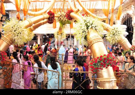 Bildnummer: 59331270  Datum: 10.03.2013  Copyright: imago/Xinhua (130310) -- MUMBAI, March 10, 2013 (Xinhua) -- Hindu devotees queue to attend an event at the Babulnath Temple in Mumbai, India, March 10, 2013. A lot of Hindu devotees gathered at the Babulnath Temple Sunday to offer milk and flowers to celebrate the Maha Shivaratri festival. Maha Shivaratri which can be translated into great night of Lord Shiva marks the night when he recreated himself with divine powers. Hindus mark the Maha Shivratri festival by offering special prayers to Lord Shiva and fasting. (Xinhua/Wang Ping) INDIA-MUMB Stock Photo