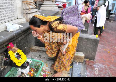 Bildnummer: 59331273  Datum: 10.03.2013  Copyright: imago/Xinhua (130310) -- MUMBAI, March 10, 2013 (Xinhua) -- A Hindu devotee drinks milk outside the Babulnath Temple in Mumbai, India, March 10, 2013. A lot of Hindu devotees gathered at the Babulnath Temple Sunday to offer milk and flowers to celebrate the Maha Shivaratri festival. Maha Shivaratri which can be translated into great night of Lord Shiva marks the night when he recreated himself with divine powers. Hindus mark the Maha Shivratri festival by offering special prayers to Lord Shiva and fasting. (Xinhua/Wang Ping) INDIA-MUMBAI-MAHA Stock Photo