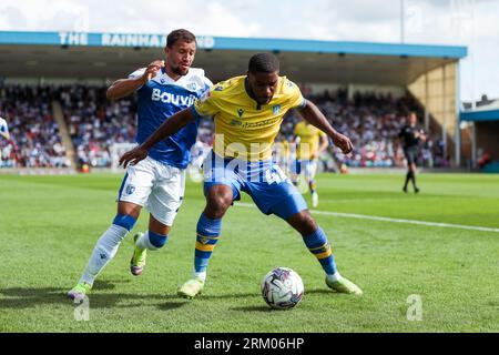 Jayden Fevrier von Colchester United und Ashley Nadesan von Gillingham kämpfen während des Spiels der Sky Bet League Two im Priestfield Stadium in Gillingham um den Ball. Bilddatum: Samstag, 26. August 2023. Stockfoto