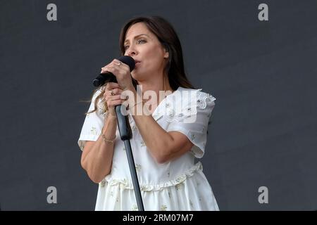 Portsmouth, Großbritannien. 26. August 2023. Die australische Sängerin, Songwriterin und Schauspielerin Natalie Jane Imbruglia tritt live auf der Bühne des Siegerfestivals auf. Quelle: SOPA Images Limited/Alamy Live News Stockfoto