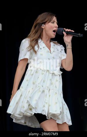 Portsmouth, Großbritannien. 26. August 2023. Die australische Sängerin, Songwriterin und Schauspielerin Natalie Jane Imbruglia tritt live auf der Bühne des Siegerfestivals auf. Quelle: SOPA Images Limited/Alamy Live News Stockfoto