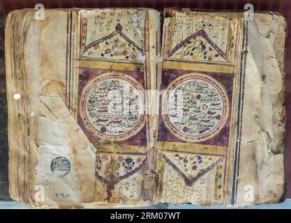 Heiliger Quran zeigt Zeichen von Verschleiß. 18. Jahrhundert Stockfoto
