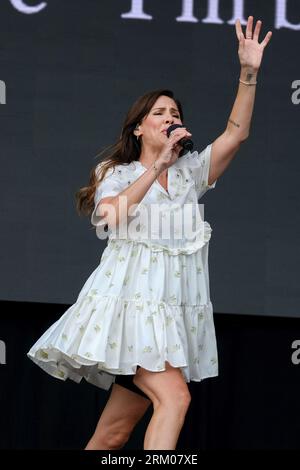 Portsmouth, Großbritannien. 26. August 2023. Die australische Sängerin, Songwriterin und Schauspielerin Natalie Jane Imbruglia tritt live auf der Bühne des Siegerfestivals auf. Quelle: SOPA Images Limited/Alamy Live News Stockfoto