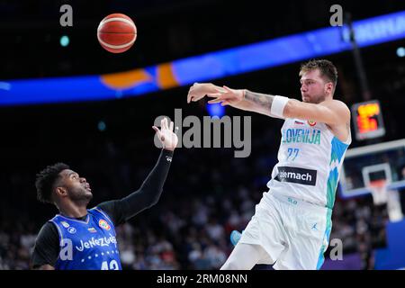 Okinawa, Japan. 26. August 2023. Luka Doncic (R) aus Slowenien übergibt den Ball während des ersten Spiels der Gruppe F zwischen Slowenien und Venezuela bei der FIBA-Weltmeisterschaft 2023 in Okinawa, Japan, am 26. August 2023. Quelle: Zhang Xiaoyu/Xinhua/Alamy Live News Stockfoto