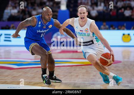 Okinawa, Japan. 26th Aug, 2023. Klemen Prepelic (R) of Slovenia breaks through during the group F first round match between Slovenia and Venezuela at the FIBA World Cup 2023 in Okinawa, Japan, Aug. 26, 2023. Credit: Zhang Xiaoyu/Xinhua/Alamy Live News Stockfoto
