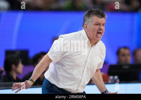 Okinawa, Japan. 26th Aug, 2023. Fernando Duro, head coach of Venezuela reacts during the group F first round match between Slovenia and Venezuela at the FIBA World Cup 2023 in Okinawa, Japan, Aug. 26, 2023. Credit: Zhang Xiaoyu/Xinhua/Alamy Live News Stockfoto