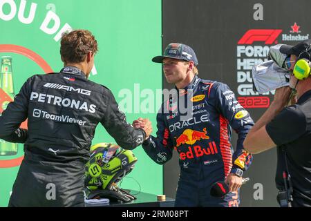 Zandvoort, Niederlande. 26. August 2023. Max Verstappen 1 (NED), HONDA Red Bull Racing RB19 Skate Hands mit George Russell 63 (GBR), Mercedes W14 nach Pole im Qualifying während der FORMEL 1 HEINEKEN DUTCH GRAND PRIX 2023 beim CM.com Circuit Zandvoort, Zandvoort, Niederlande am 26. August 2023 Credit: Every Second Media/Alamy Live News Stockfoto