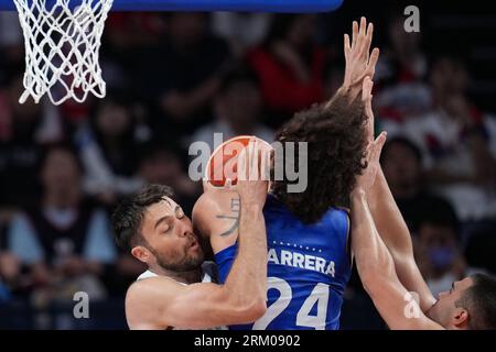 Okinawa, Japan. 26th Aug, 2023. Michael Carrera (C) of Venezuela competes during the group F first round match between Slovenia and Venezuela at the FIBA World Cup 2023 in Okinawa, Japan, Aug. 26, 2023. Credit: Zhang Xiaoyu/Xinhua/Alamy Live News Stockfoto