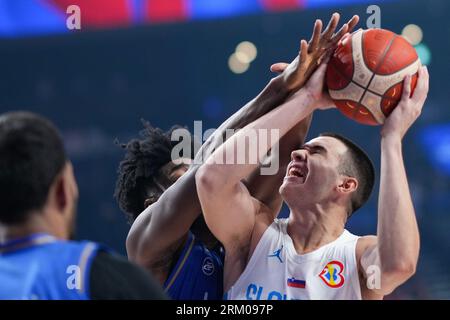 Okinawa, Japan. 26. August 2023. Bine Prepelic (R) aus Slowenien tritt beim ersten Spiel der Gruppe F zwischen Slowenien und Venezuela beim FIBA-Weltcup 2023 in Okinawa, Japan, am 26. August 2023 an. Quelle: Zhang Xiaoyu/Xinhua/Alamy Live News Stockfoto