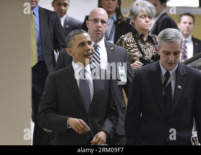 130314 -- WASHINGTON D.C., 14. März 2013 Xinhua -- US-Präsident Barack Obama L Front Chat mit dem Stabschef des Weißen Hauses Denis McDonough, während er zu einem Treffen mit dem House Democratic Caucus auf dem Capitol Hill in Washington D.C., Hauptstadt der Vereinigten Staaten, am 14. März 2013 geht. Es ist der dritte Tag für das Treffen von Präsident Barack Obama mit Republikanern und Demokraten auf dem Capitol Hill. Xinhua/Zhang Jun US-WASHINGTON-POLITICS-CONGRESS-OBAMA PUBLICATIONxNOTxINxCHN Stockfoto