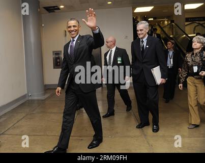 Bildnummer: 59354933  Datum: 14.03.2013  Copyright: imago/Xinhua (130314) -- WASHINGTON D.C., March 14, 2013 (Xinhua) -- U.S. President Barack Obama (L) waves as he walks to a meeting with the House Democratic caucus on Capitol Hill in Washington D.C., capital of the United States, March 14, 2013. It s the third day for President Barack Obama meeting with both Republicans and Democratics on Capitol Hill. (Xinhua/Zhang Jun) US-WASHINGTON-POLITICS-CONGRESS-OBAMA PUBLICATIONxNOTxINxCHN Politik people USA premiumd x0x xac 2013 quer      59354933 Date 14 03 2013 Copyright Imago XINHUA  Washington D Stockfoto