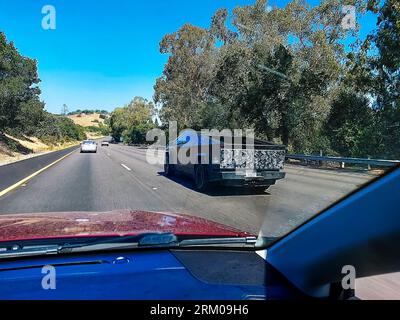 Kalifornien, San Jose, USA - 08.23.2023: Tesla Cybertruck auf der Straße zwischen San Jose und San Francisco. Stockfoto