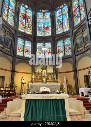 Hoorn, Niederlande. August 2023. Das Innere einer katholischen Kirche. Hochwertige Fotos Stockfoto