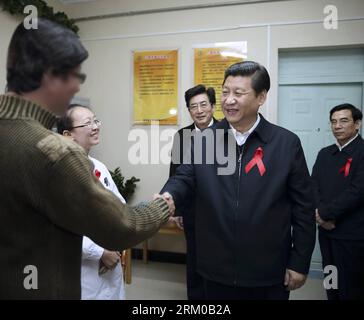 Bildnummer: 59361623  Datum: 30.11.2012  Copyright: imago/Xinhua BEIJING, March 16, 2013 (Xinhua) -- In this file photo taken on Nov. 30, 2012, Xi Jinping (R, front) shakes hands with an HIV positive person while attending an event of the World Aids Day in Beijing, capital of China. (Xinhua/Lan Hongguang) (mp) CHINA-PRESIDENT-CHAIRMAN OF PRC CENTRAL MILITARY COMMISSION-XI JINPING-FILES (CN) PUBLICATIONxNOTxINxCHN Politik people xas x1x 2013 quadrat     59361623 Date 30 11 2012 Copyright Imago XINHUA Beijing March 16 2013 XINHUA in This File Photo Taken ON Nov 30 2012 Xi Jinping r Front Shakes Stockfoto