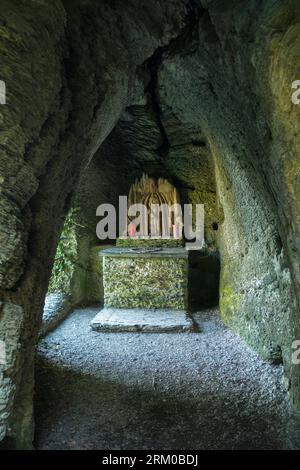 Grotte Saint-Remacle, Oratorium in einer kleinen Höhle mit Altar, der dem Heiligen Remaclus in Cugnon bei Bertrix, Luxemburg, Wallonien, Belgien gewidmet ist Stockfoto