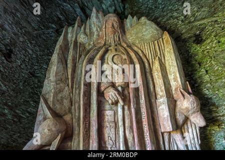 Grotte Saint-Remacle, Oratorium in einer kleinen Höhle mit Altar, der dem Heiligen Remaclus in Cugnon bei Bertrix, Luxemburg, Wallonien, Belgien gewidmet ist Stockfoto