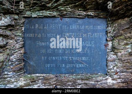 Gedenktafel in der Grotte Saint-Remacle, Oratorium in einer kleinen Höhle mit Altar für den Heiligen Remaclus in Cugnon bei Bertrix, Luxemburg, Wallonien, Belgien Stockfoto