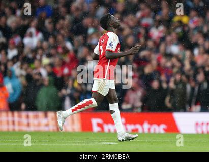 Arsenals Bukayo Saka feiert das erste Tor ihrer Mannschaft aus dem Elfmeterschießen während des Spiels in der Premier League im Emirates Stadium in London. Bilddatum: Samstag, 26. August 2023. Stockfoto