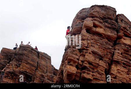 Bildnummer: 59365837  Datum: 17.03.2013  Copyright: imago/Xinhua (130317) -- HONG KONG, March 17, 2013 (Xinhua) -- A tourist climbs up a shale rock on the Tung Ping Chau island of south China s Hong Kong, March 17, 2013. Tung Ping Chau lies in the northeast corner of Hong Kong and is part of the Hong Kong Geopark. The island is home to shale rocks in various shapes which makes it a popular tourist attraction. (Xinhua/Chen Xiaowei) (lmm) CHINA-HONG KONG-TUNG PING CHAU-SHALE ROCK-TOURISM (CN) PUBLICATIONxNOTxINxCHN Gesellschaft Touristen Natur Sehenswürdigkeit Felsen Ausflug Küste x0x xrj 2013 q Stock Photo