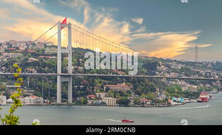 Luftaufnahme von Istanbul bei Sonnenaufgang vom Fethi Pasha Grove mit Blick auf den Bosporus, mit Bosporus Brücke, oder Bogazici Koprusu, das Europa und Asien, Istanbul, die Türkei verbindet Stockfoto