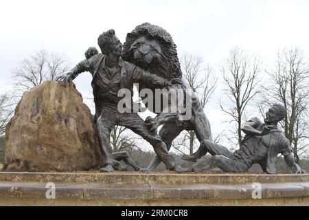 Bildnummer: 59367675 Datum: 17.03.2013 Copyright: imago/Xinhua EDINBURGH, 17. März 2013 -- Foto aufgenommen am 17. März 2013 zeigt eine Statue des schottischen Entdeckers David Livingstone, der mit einem Löwen im David Livingstone Centre in Blantyre, South Lanarkshire, Großbritannien, kämpft. Das Gedenken an den 200. Geburtstag von David Livingstone begann hier am Sonntag. Der schottische Forscher David Livingstone wurde am 19. März 1813 geboren. (Xinhua/Guo Chunju) (lyx) GROSSBRITANNIEN-SCHOTTLAND-DAVID LIVINGSTONE ZENTRUM PUBLICATIONxNOTxINxCHN Gesellschaft Statue Skulptur Objekte Denkmal Löwe Löwenangriff Stockfoto