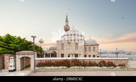 Semsi-Pascha-Moschee, eine osmanische Moschee im Stadtteil Uskudar, Istanbul, Türkei, auf der asiatischen Seite der Bosporus-Straße, entworfen vom osmanischen kaiserlichen Architekten Mimar Sinan Stockfoto