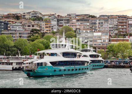 Istanbul, Türkei - 10. Mai 2023: Moderne Passagierfähre Dentur Avrasya Grup verlässt das Uskudar-Terminal in Istanbul und fährt auf die europäische Seite der Bosporusstraße Stockfoto