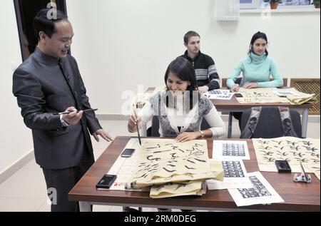 Bildnummer: 59373815  Datum: 05.12.2012  Copyright: imago/Xinhua  A Chinese calligraphy teacher guide students at newly unveiled Moscow s Chinese Cultural Center in Moscow, capital of Russia, on Dec. 5, 2012. Various activities held between Chinese and Russian youths have witnessed and further promoted their friendship and enhanced the relations between the two countries. Chinese President Xi Jinping is scheduled to start a state visit to Russia on March 22, which is expected to provide a chance for a new round of cultural and people-to-people exchanges. (Xinhua/Cao Yan) (dtf) CHINA-RUSSIA-YOU Stock Photo