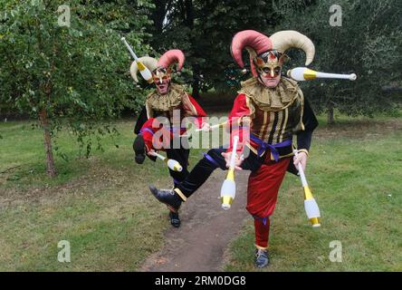 Vauxhall Pleasure Gardens, London, Großbritannien. August 2023 26. Die jonglierenden Jester treten auf dem viktorianischen Vauxhall-Jahrmarkt in den Vauxhall Pleasure Gardens auf. Quelle: Matthew Chattle/Alamy Live News Stockfoto