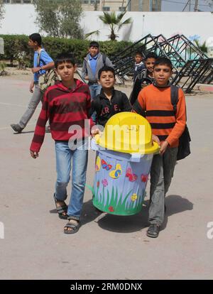 Bildnummer: 59374027  Datum: 19.03.2013  Copyright: imago/Xinhua (130319) -- GAZA, March 19, 2013 (Xinhua) -- Palestinian students hold a dustbin at a UNRWA (United Nations Relief and Works Agency) school in the southern Gaza Strip city of Khan Yonis on March 19, 2013. Palestinian students designed a talking dustbin which is able to thank the students for cleanliness. (Xinhua/Khaled Omar) (msq) MIDEAST-GAZA-TALKING DUSTBIN PUBLICATIONxNOTxINxCHN Gesellschaft Müll Mülleimer xjh x0x 2013 hoch      59374027 Date 19 03 2013 Copyright Imago XINHUA  Gaza March 19 2013 XINHUA PALESTINIAN Students Hol Stock Photo