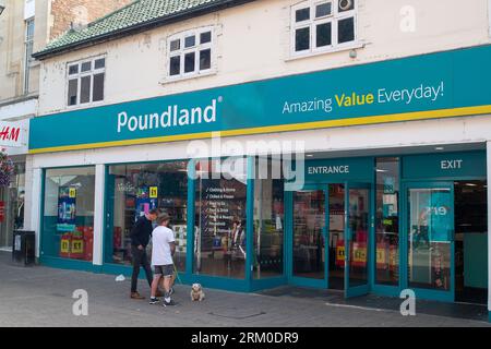 Staines-upon-Thames, Surrey, Großbritannien. 26. August 2023. Shopper vor einem Poundland Store in Staines-upon-Thames, Surrey. Quelle: Maureen McLean/Alamy Live News Stockfoto