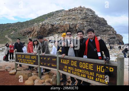 Bildnummer: 59379269 Datum: 15.06.2010 Copyright: imago/Xinhua Chinesische Touristen posieren für ein Gruppenfoto am Cape of Good Hope, einer wichtigen Touristenattraktion in Südafrika, 15. Juni 2010. Der kulturelle und zwischenmenschliche Austausch zwischen China und afrikanischen Ländern wurde in den letzten Jahrzehnten verstärkt, wodurch das gegenseitige Verständnis und die traditionelle Freundschaft zwischen den beiden Völkern vertieft wurden. Der chinesische Präsident Xi Jinping wird in diesem Monat Tansania, Südafrika und die Republik Kongo besuchen und am fünften BRICS-Gipfel am 26-27. März in Durban, Südafrika, teilnehmen. (Xinhua/Yang Lei) CHINA-AFRIKA Stockfoto