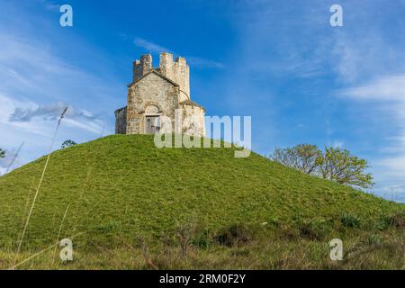 Kirche des Heiligen Nikolaus auf einem kleinen Hügel in Nin, Kroatien. Stockfoto