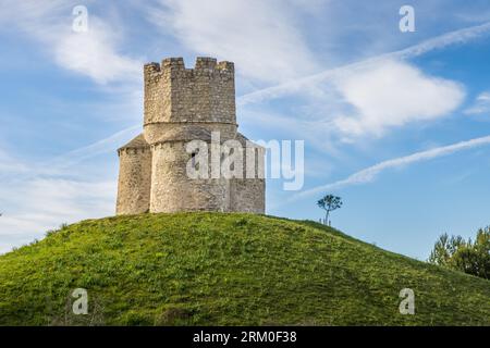 Kirche des Heiligen Nikolaus auf einem kleinen Hügel in Nin, Kroatien. Stockfoto