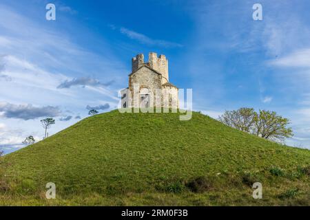 Kirche des Heiligen Nikolaus auf einem kleinen Hügel in Nin, Kroatien. Stockfoto