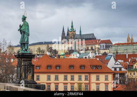 Prager Burgkomplex und St. Vitus-Kathedrale von der berühmten Karlsbrücke aus gesehen. Stockfoto