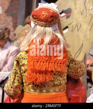 Junge Frau in traditioneller Kleidung in Kingday im alten Fischerdorf Marken. Am Königstag feiern die Holländer den Geburtstag des Königs Stockfoto