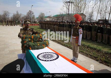 Bildnummer: 59410669  Datum: 22.03.2013  Copyright: imago/Xinhua (130322) -- SRINAGAR, March 22, 2013 (Xinhua) -- An officer of India s Border Security Force (BSF) lays a wreath to the coffin of a slain colleague at a camp in Srinagar, the summer capital of Indian-controlled Kashmir, March 22, 2013. An Indian border guard was killed and two others were wounded Thursday after gunmen ambushed their convoy in Nowgam locality of Srinagar. (Xinhua/Javed Dar) (ybg) KASHMIR-SRINAGAR-WREATH LAYING CEREMONY PUBLICATIONxNOTxINxCHN xns x0x 2013 quer premiumd      59410669 Date 22 03 2013 Copyright Imago Stock Photo