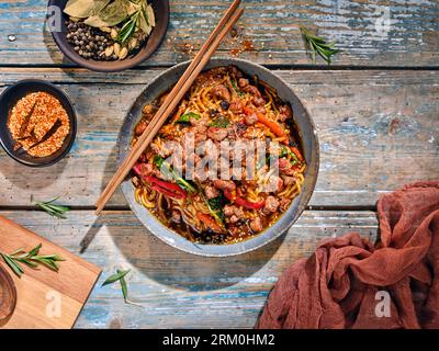 Bild einer Schüssel Suppe von oben mit einem schönen hölzernen Tischhintergrund Stockfoto