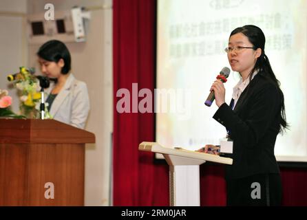 Bildnummer: 59435991  Datum: 25.03.2013  Copyright: imago/Xinhua (130325) -- TAIPEI, March 25, 2013 (Xinhua) -- Liu Peiwen (R) from Beijing Foreign Studies University competes in the final competition of the 4th Cross-Strait Interpreting Contest in Taipei, southeast China s Taiwan, March 25, 2013. The final competition of the interpreting contest was held here Monday, with the participation of 18 competitors from both China Mainland and Taiwan. (Xinhua/Wu Ching-teng) (yxb) CHINA-TAIPEI-CROSS STRAIT INTERPRETING CONTEST(CN) PUBLICATIONxNOTxINxCHN People Wirtschaft xsp x0x 2013 quer      5943599 Stock Photo