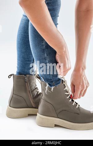 Die Stiefel der Frau sind isoliert auf weißem Hintergrund. Modeschuh. Damen-STYLE für die Herbstsaison Stockfoto