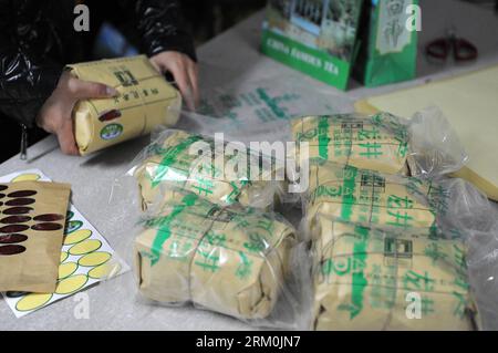 Bildnummer: 59439355 Datum: 25.03.2013 Copyright: imago/Xinhua Ein Teehändler packt Longjing-Tee mit ökonomischen Wraps in Longjing Village, Hangzhou, Hauptstadt der ostchinesischen Provinz Zhejiang, 25. März 2013. Wirtschaftliche Verpackungsmaterialien gewinnen bei den Teehändlern in Hangzhou an Beliebtheit. Als Kombination aus Reispapier und Kraftpapier weist das neue Paket bessere Luft- und feuchtigkeitsbeständige Eigenschaften auf, die für die Teekonservierung von entscheidender Bedeutung sind, kostet es jedoch deutlich weniger als hyperluxuriöse Mahagoni-Boxen oder feine porzellanbehälter, die einst den Markt dominierten. (Xinhua/Ju Huanzong) (lmm) CHINA-ZHEJIANG-HANGZHOU-LONGJING T Stockfoto