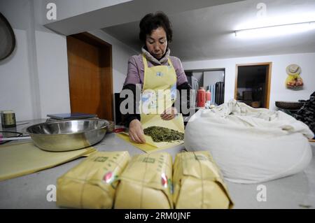 Bildnummer: 59439352 Datum: 25.03.2013 Copyright: imago/Xinhua Ein Teehändler packt Longjing-Tee mit ökonomischen Wraps in Longjing Village, Hangzhou, Hauptstadt der ostchinesischen Provinz Zhejiang, 25. März 2013. Wirtschaftliche Verpackungsmaterialien gewinnen bei den Teehändlern in Hangzhou an Beliebtheit. Als Kombination aus Reispapier und Kraftpapier weist das neue Paket bessere Luft- und feuchtigkeitsbeständige Eigenschaften auf, die für die Teekonservierung von entscheidender Bedeutung sind, kostet es jedoch deutlich weniger als hyperluxuriöse Mahagoni-Boxen oder feine porzellanbehälter, die einst den Markt dominierten. (Xinhua/Ju Huanzong) (lmm) CHINA-ZHEJIANG-HANGZHOU-LONGJING T Stockfoto