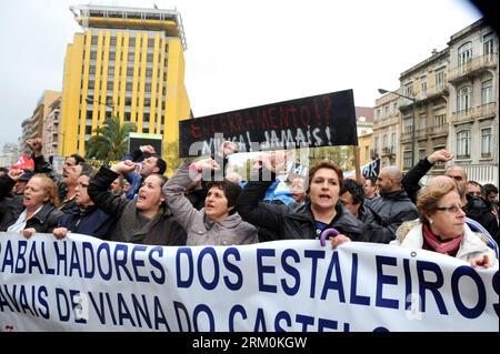 Bildnummer: 59446524  Datum: 26.03.2013  Copyright: imago/Xinhua (130326) -- LISBON, March 26, 2013 (Xinhua) -- Protesters participate in a demonstration in central Lisbon, March 26, 2013. Some 500 workers of Portugal s Viana de Castelo Shipyard arrive by bus Tuesday in downtown capital Lisbon, protesting in the rain against government s privatization of their plant. The shipyard, located in the port city of Viana de de Castelo in northern Portugal, was established in 1944 under the administration of the country s Defense Ministry. (Xinhua/Zhang Liyun) PORTUGAL-LISBON-SHIPYARD-PROTEST PUBLICAT Stock Photo