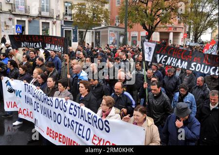 Bildnummer: 59446521  Datum: 26.03.2013  Copyright: imago/Xinhua (130326) -- LISBON, March 26, 2013 (Xinhua) -- Protesters participate in a demonstration in central Lisbon, March 26, 2013. Some 500 workers of Portugal s Viana de Castelo Shipyard arrive by bus Tuesday in downtown capital Lisbon, protesting in the rain against government s privatization of their plant. The shipyard, located in the port city of Viana de de Castelo in northern Portugal, was established in 1944 under the administration of the country s Defense Ministry. (Xinhua/Zhang Liyun) PORTUGAL-LISBON-SHIPYARD-PROTEST PUBLICAT Stock Photo