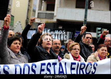 Bildnummer: 59446531 Datum: 26.03.2013 Copyright: imago/Xinhua (130326) -- LISSABON, 26. März 2013 (Xinhua) -- Demonstranten nehmen an einer Demonstration im Zentrum von Lissabon am 26. März 2013 Teil. Etwa 500 Arbeiter der portugiesischen Werft Viana de Castelo kommen am Dienstag mit dem Bus in die Innenstadt von Lissabon, um im Regen gegen die Privatisierung ihres Werks durch die Regierung zu protestieren. Die Werft, die sich in der Hafenstadt Viana de Castelo im Norden Portugals befindet, wurde 1944 unter der Verwaltung des Verteidigungsministeriums des Landes gegründet. (Xinhua/Zhang Liyun) PORTUGAL-LISSABON-WERFT-PROTEST PUBLICAT Stockfoto