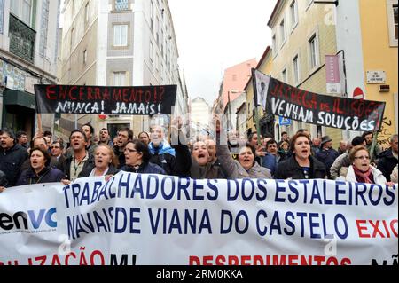 Bildnummer: 59446528  Datum: 26.03.2013  Copyright: imago/Xinhua (130326) -- LISBON, March 26, 2013 (Xinhua) -- Protesters participate in a demonstration in central Lisbon, March 26, 2013. Some 500 workers of Portugal s Viana de Castelo Shipyard arrive by bus Tuesday in downtown capital Lisbon, protesting in the rain against government s privatization of their plant. The shipyard, located in the port city of Viana de de Castelo in northern Portugal, was established in 1944 under the administration of the country s Defense Ministry. (Xinhua/Zhang Liyun) PORTUGAL-LISBON-SHIPYARD-PROTEST PUBLICAT Stock Photo